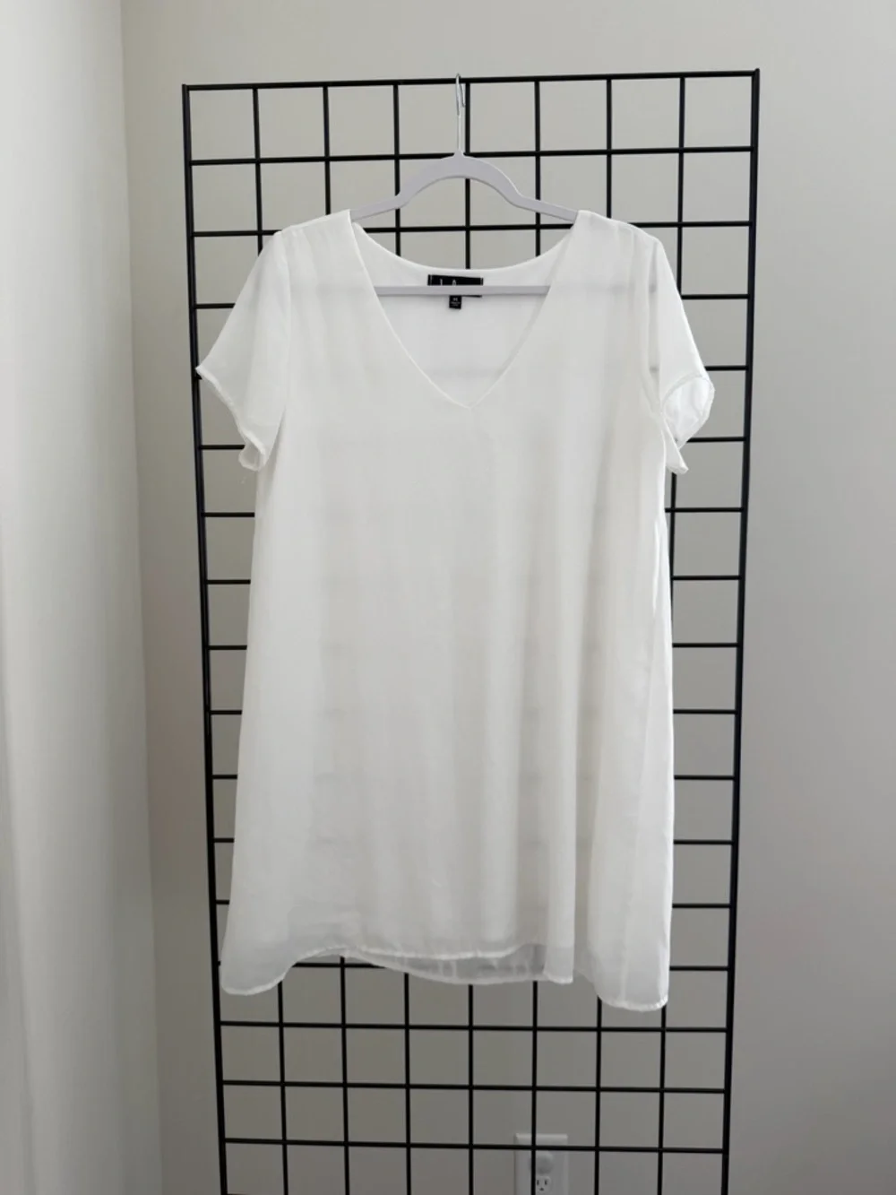 Lulu's White V-Neck Short Sleeve Shift Dress - Picture 1 of 4